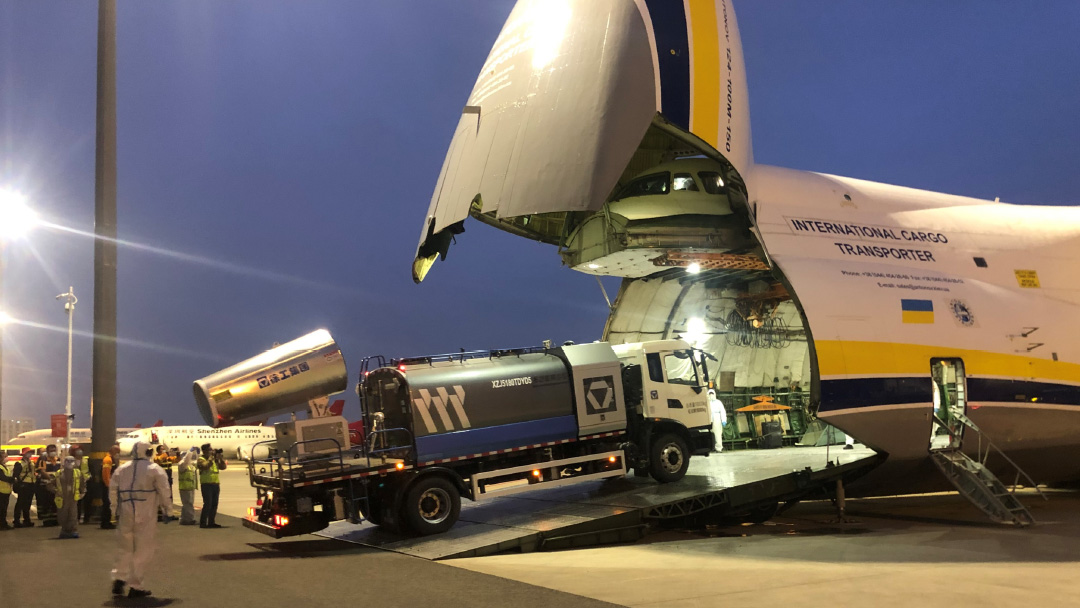 徐工多功能抑塵車搭載世界第二大運輸機空運至卡塔爾